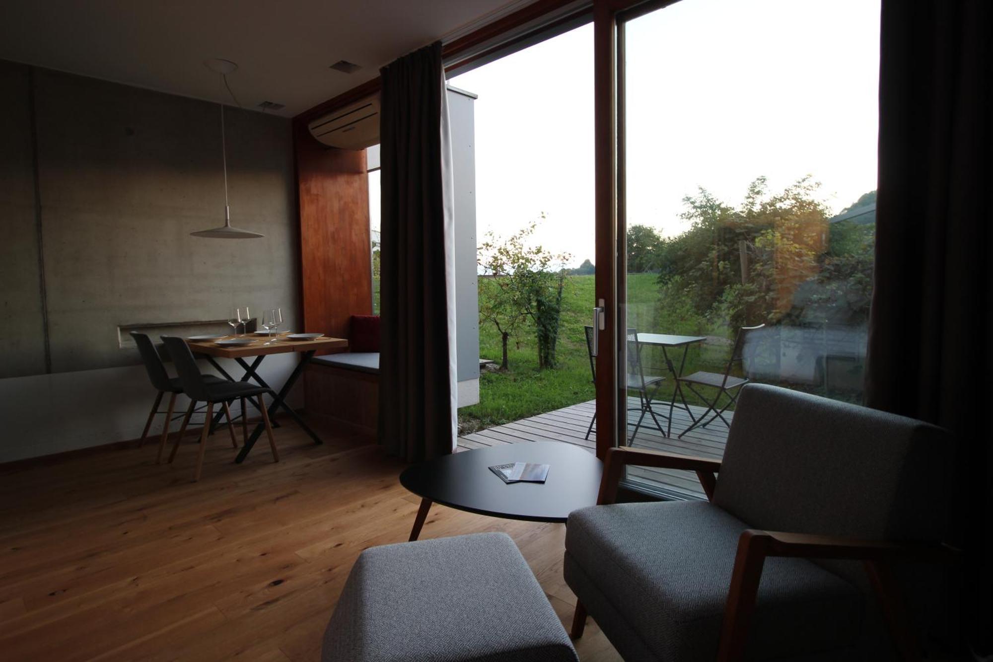 Hideaway An Der Weinstrasse - Pool & Sauna - Apartments Anderlage Spielfeld Room photo